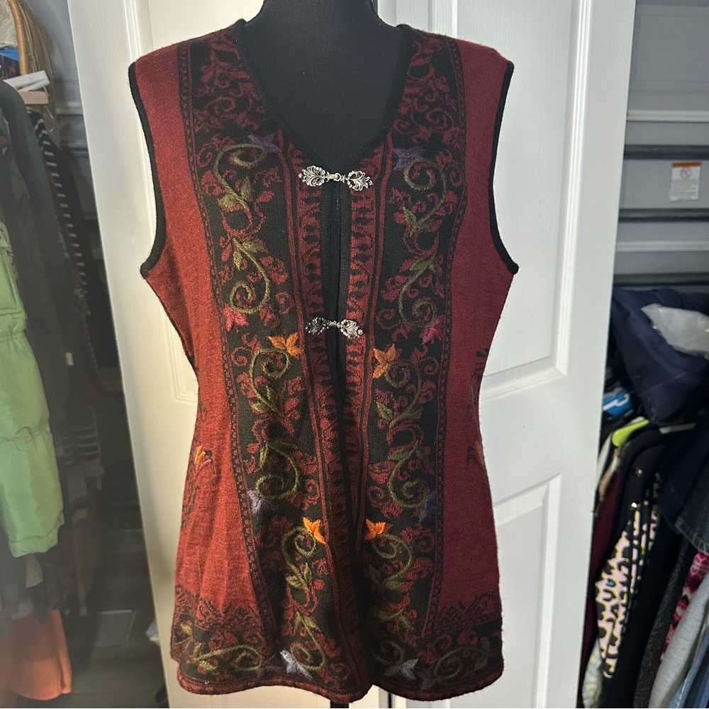 Factory Ivonne embroidered Women's Burgundy &Black 100% Baby Alpaca size M Vest